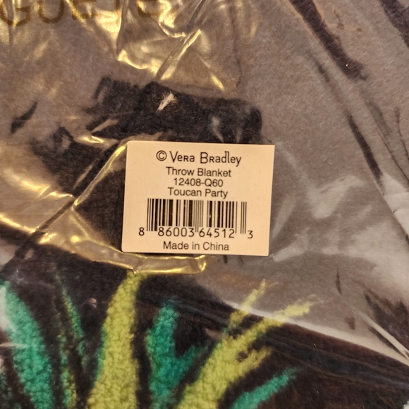 VERA BRADLEY | Plush Toucan Party Throw - Picture 4 of 4